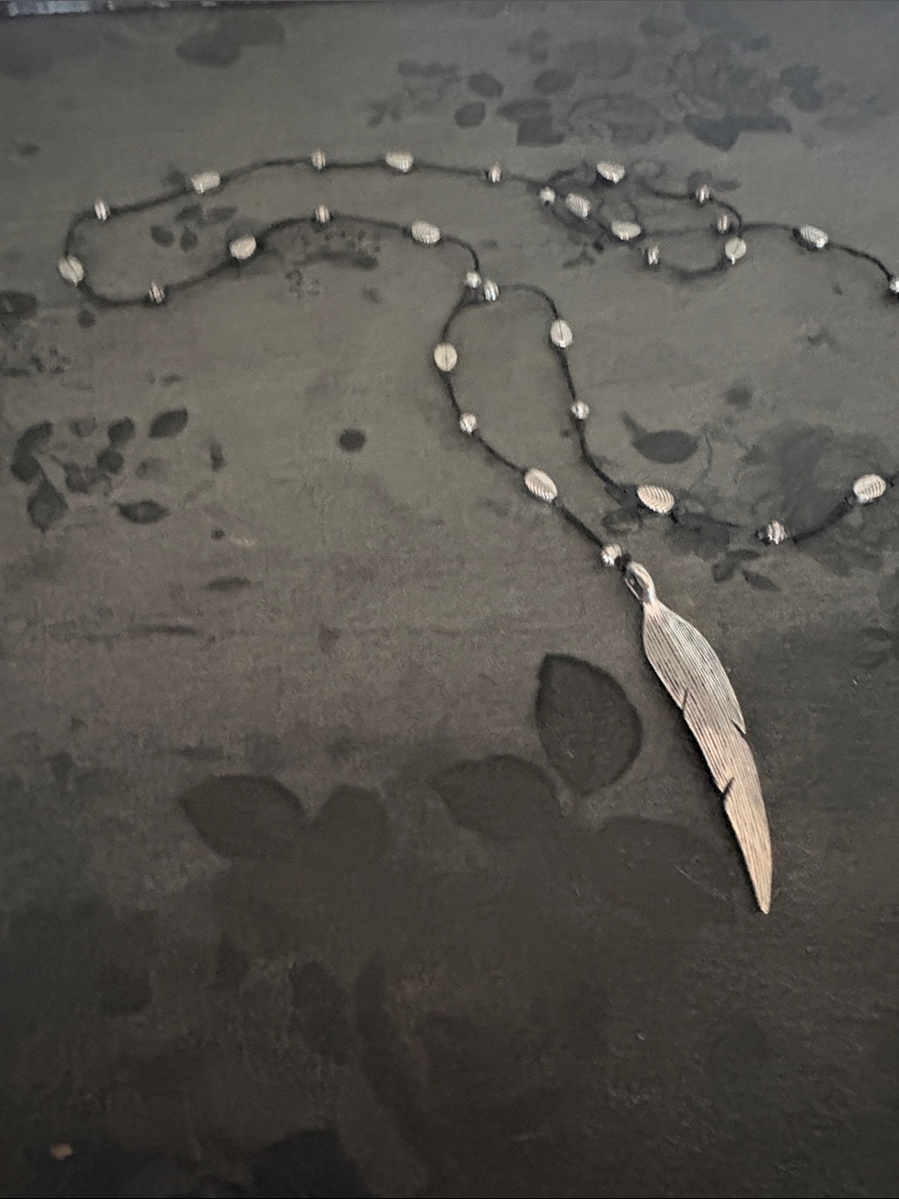 VINTAGE BOHO STYLE LEAF PENDENT LEAf ACCENTS ON BLACK CORDED LARIAT 63" NECKLACE - Picture 5 of 9